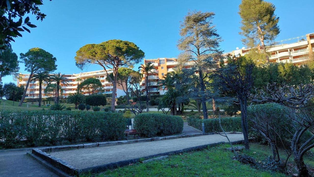 Charmant Appartement Avec Terrasse, Jardin Privatif Et Piscine A Cannes Exterior photo
