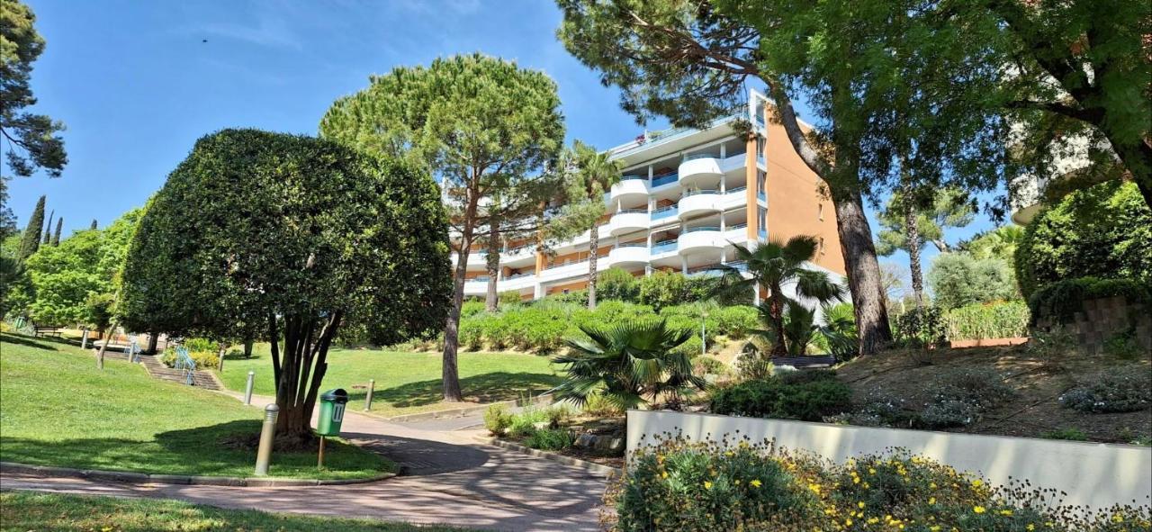 Charmant Appartement Avec Terrasse, Jardin Privatif Et Piscine A Cannes Exterior photo