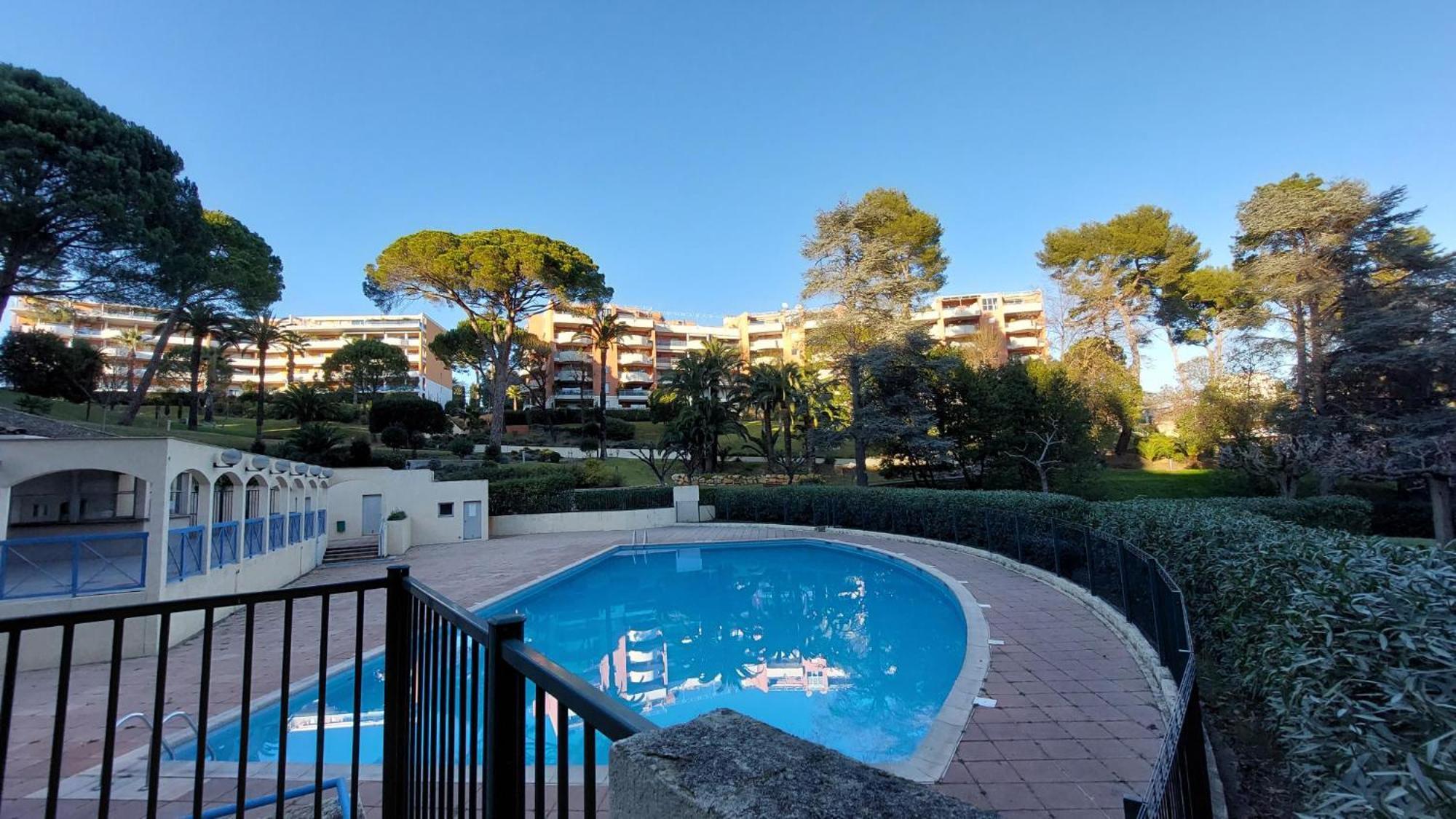 Charmant Appartement Avec Terrasse, Jardin Privatif Et Piscine A Cannes Exterior photo